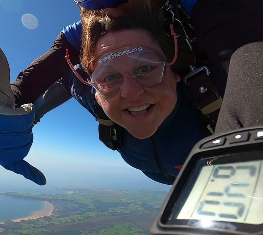 Paula Lewis mid-skydive, Court Farm Lakes